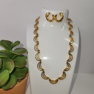 #2533,  VTG MONET SCALLOPED NECKLACE, & EARRINGS, EXCELLENT CONDITION